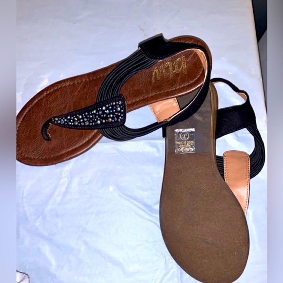 Sandals size 7 - Picture 2 of 3